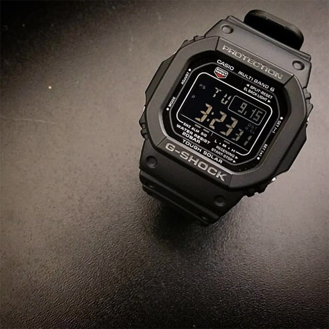Casio Casio G-Shock GW-M5610U-1B электронные мужские часы часы крупный план черный циферблата