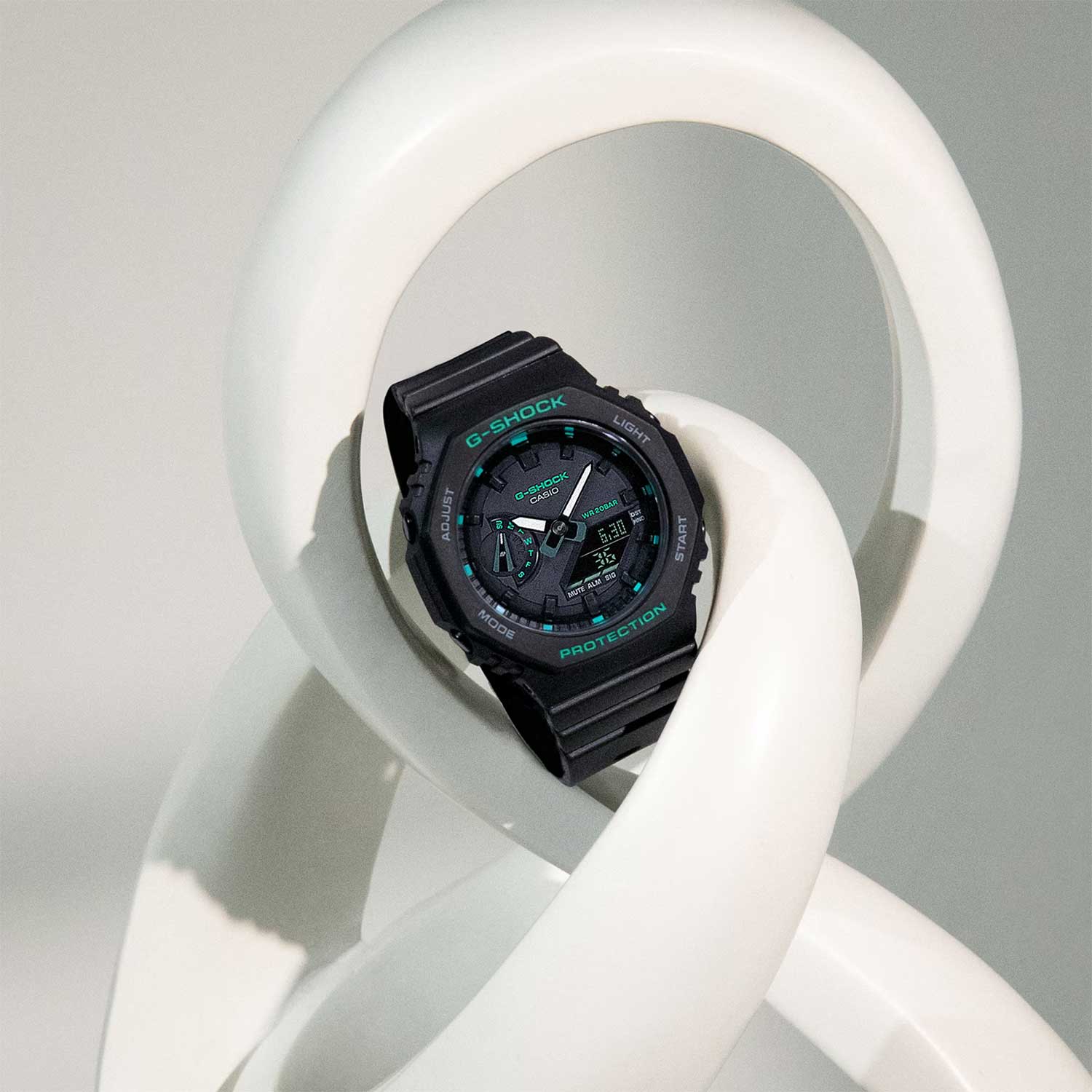 Casio GMA-S2100GA-1A женские часы застежка крупным планом