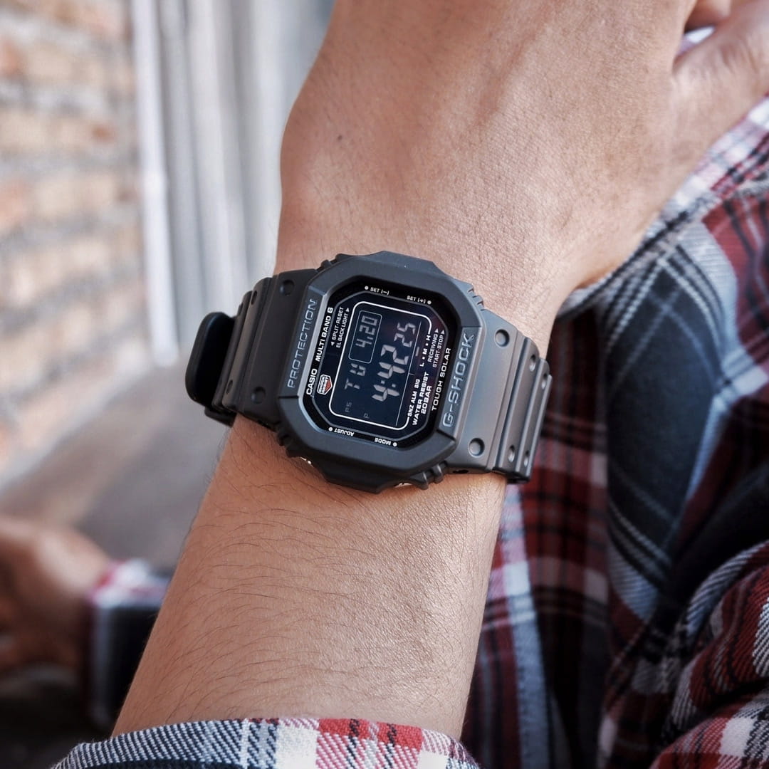 Casio Casio G-Shock GW-M5610U-1B , наручные мужские часы фото под углом