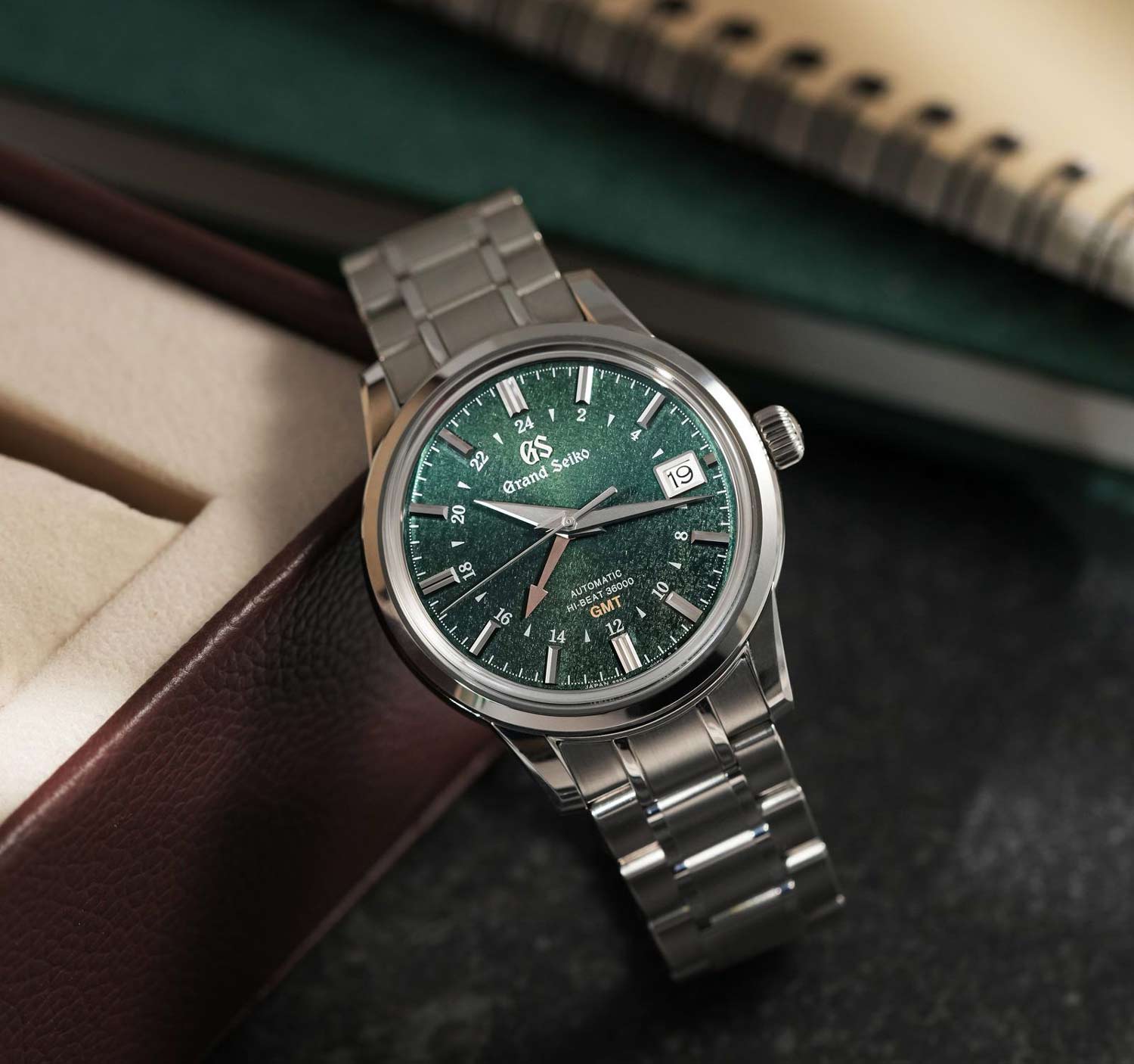 Seiko Seiko Grand Seiko SBGJ251G, grand seiko япония мужские часы на браслете нержавеющая сталь боковой вид