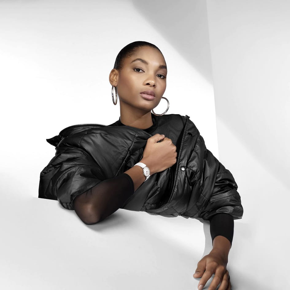 Longines L42094876 женские часы застежка крупным планом