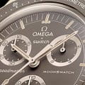 Swatch Swatch x Omega Bioceramic Moonswatch Mission on Earth: Desert SO33T103  наручные мужские часы фото под углом.